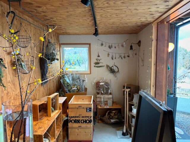 「hiotsumu」郡山市の住宅街に佇む小さなお店です。お住まいの隣に建てた小さな小屋で、店主セレクトの器やお花を販売しています。

〜良い家で、暮らそう〜
福島県のyoie建築舎です。
住まいに関すること、何でもご相談下さい。

#住宅 #注文住宅 
#住宅設計 #インテリア
#エクステリア
#外構 #庭づくり
#雑木の庭
#木の家 #無垢材
#塗り壁 
#パッシブデザイン 
#高気密高断熱 
#工務店 #設計事務所 
#福島県 #白河市 #西郷村
#yoie建築舎 #ヨイエ建築舎
#yoie