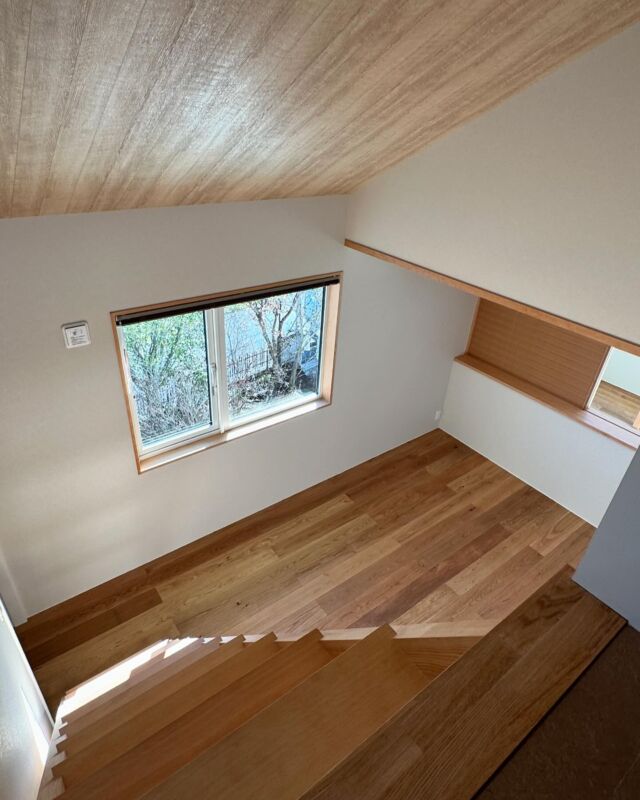 寝室からつながる小屋裏部屋は、趣味を楽しむ秘密基地。
「陽だまりの家」UA値0.27

〜良い家で、暮らそう〜
福島県のyoie建築舎です。
住まいに関すること、何でもご相談下さい。

#住宅 #注文住宅 
#住宅設計 #インテリア
#エクステリア
#外構 #庭づくり
#雑木の庭
#木の家 #無垢材
#塗り壁 
#パッシブデザイン 
#高気密高断熱 
#工務店 #設計事務所 
#福島県 #白河市 #西郷村
#yoie建築舎 #ヨイエ建築舎
#yoie